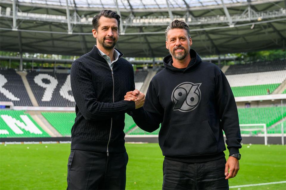 Sport-Geschäftsführer Jonas Boldt (l) und der neue Trainer Sandro Wagner bei Hannover 96.Swen Pförtner/dpa