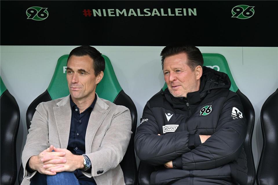 Sport-Geschäftsführer Marcus Mann (l.) und Trainer Christian Titz von Hannover 96. Swen Pförtner/dpa