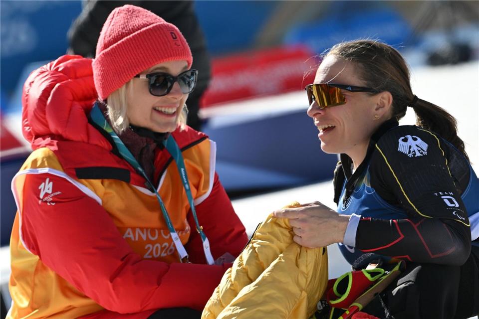 Sport-Staatsministerin Christiane Schenderlein (l) im Gespräch mit Para-Athletin Anja Wicker.Martin Schutt/dpa