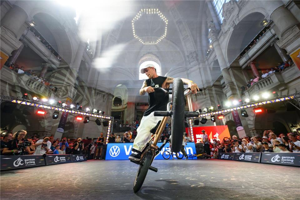 Sport im Rathaus: Die BMX-Fahrer hatten bei den Finals einen ganz besonderen Wettkampf. Robert Michael/dpa