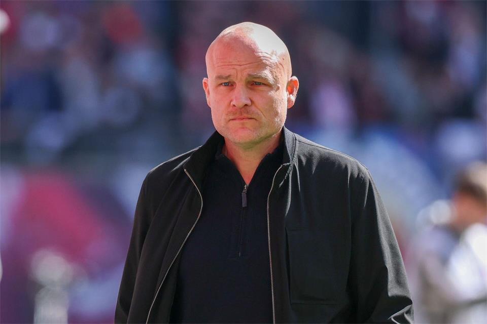 Sportchef Rouven Schröder muss nun einen neuen Trainer finden. (Archivbild)Jan Woitas/dpa