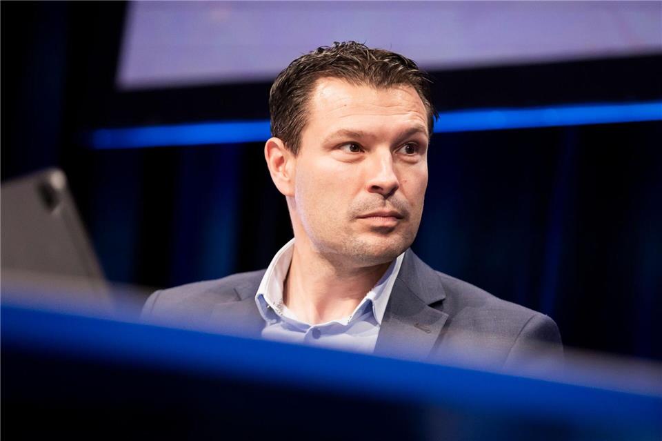 Sportdirektor Benjamin Weber erwartet von den Hertha-Profis eine Leistungssteigerung. Christoph Soeder/dpa