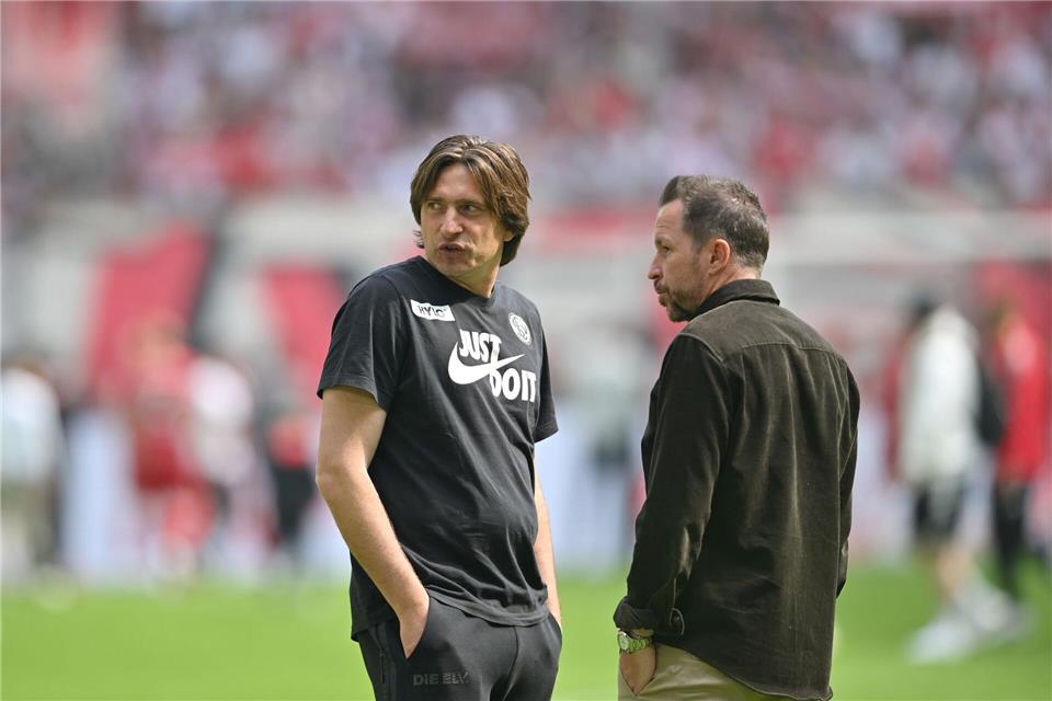 Sportdirektor Christian Weber (r) hofft mit der SV Elversberg auf eine erstklassige Zukunft. (Archivbild)Anke Waelischmiller/dpa