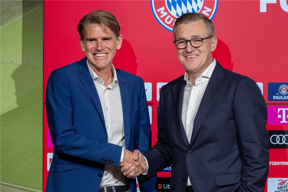 Hamann über Müller-Situation - „Verein muss aufpassen“ Sportdirektor Christoph Freund (l) und Vorstandschef Jan-Christian Dreesen (r) verweisen auf Gespräche mit Thomas Müller.picture alliance / kolbert-press