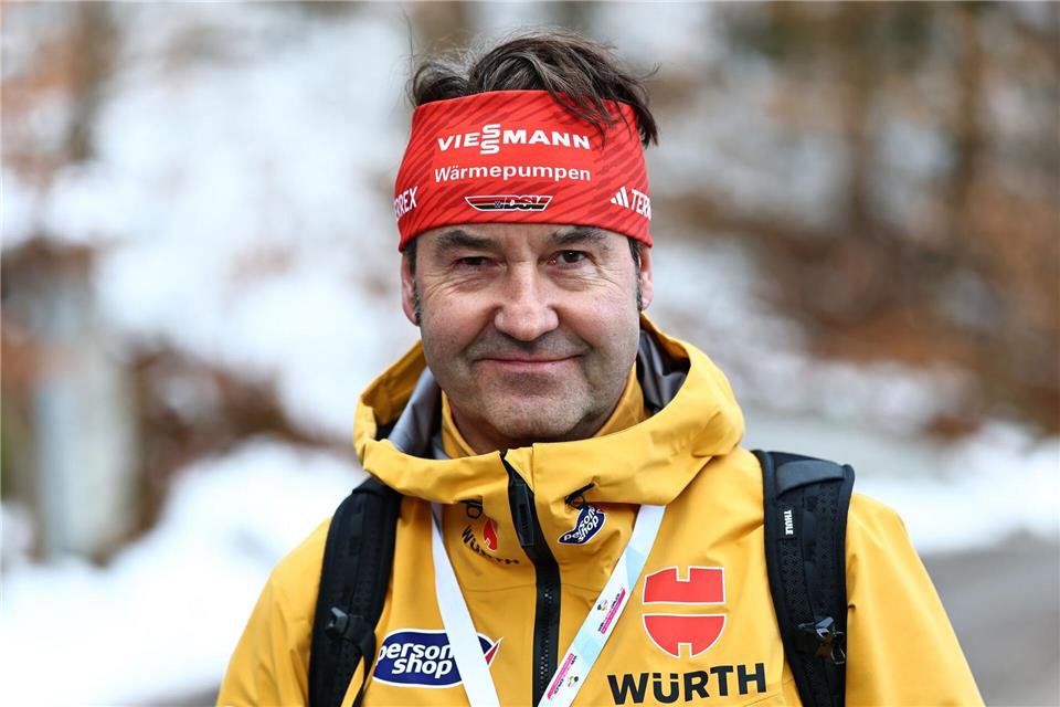 Sportdirektor Hüttel bewertet die Arbeit der Fis in diesem Winter positiv.Daniel Karmann/dpa