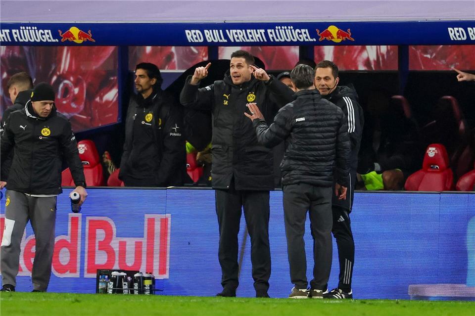 Sportdirektor Sebastian Kehl (3.v.r.) und Trainer Niko Kovac (2.v.r.) diskutieren mit dem vierten Offiziellen Robert Hartmann.Jan Woitas/dpa