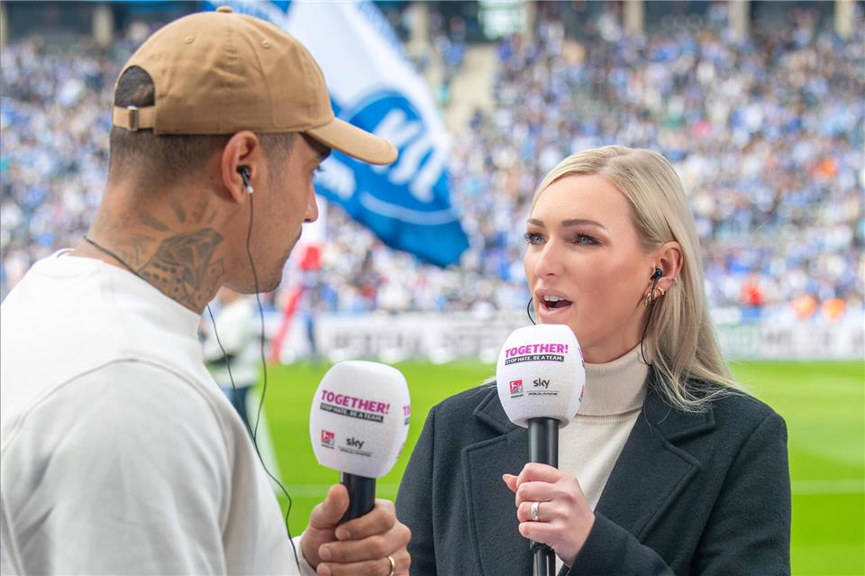 Sporteporterin Lisa de Ruiter in ihrem Element. Als Reporterin spricht sie mit Experten und stellt den Profis am Spielfeldrand Fragen – und hofft auf inhaltsstarke Antworten.