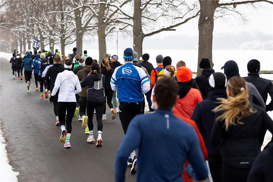 Sportfans laufen bei Winterwetter um den Maschsee in Hannover.Michael Matthey/dpa