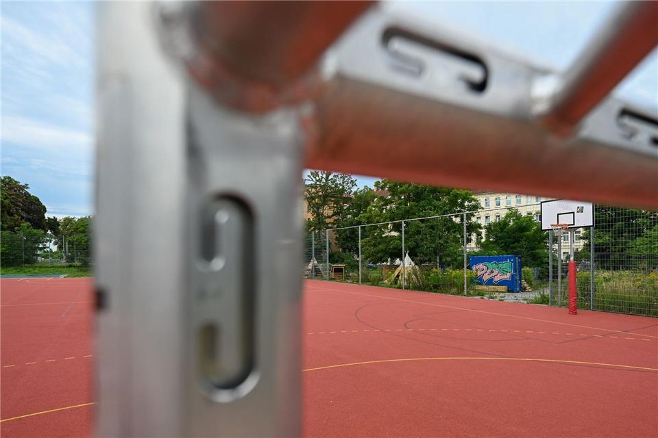 Sportflächen von einigen Grundschulen dürfen auch Freizeitsportler nutzenHendrik Schmidt/dpa