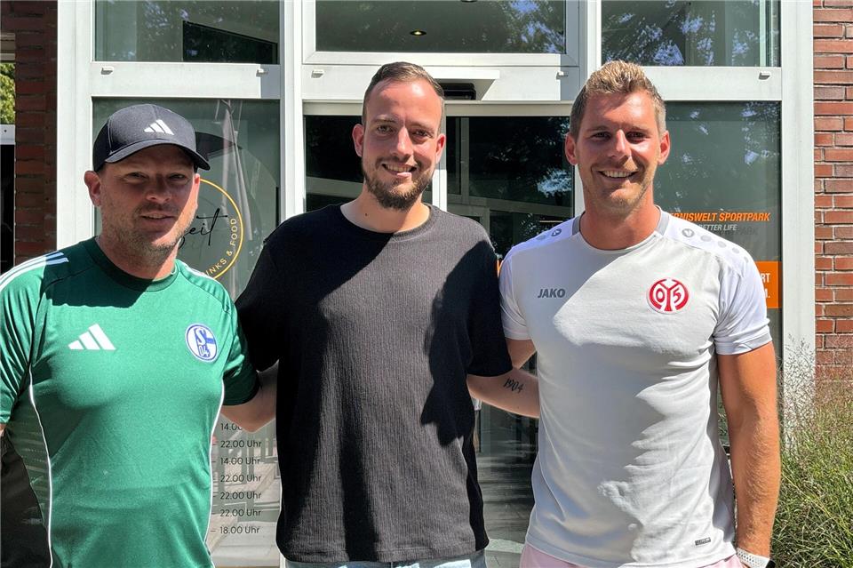 Sporthostel-Geschäftsführer Steffen Kölnberger (Mitte) freut sich über prominente Vereinsnamen und das positive Feedback. Derzeit ist die U14 des FC Schalke 04 mit Trainer Sebastian Ruhe (links) und die U16 des FSV Mainz 05 mit Coach Yannick Dreyer (rechts) zu Gast in Reken.