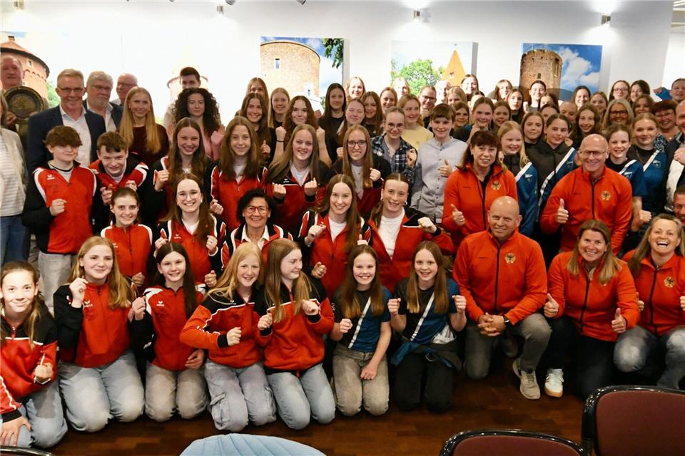 Sportlerehrung der Stadt Borken für herausragende Leistungen im Jahr 2024: Aktive, Trainer und Begleiter freuen sich über die Auszeichnung (Ausschnitt).