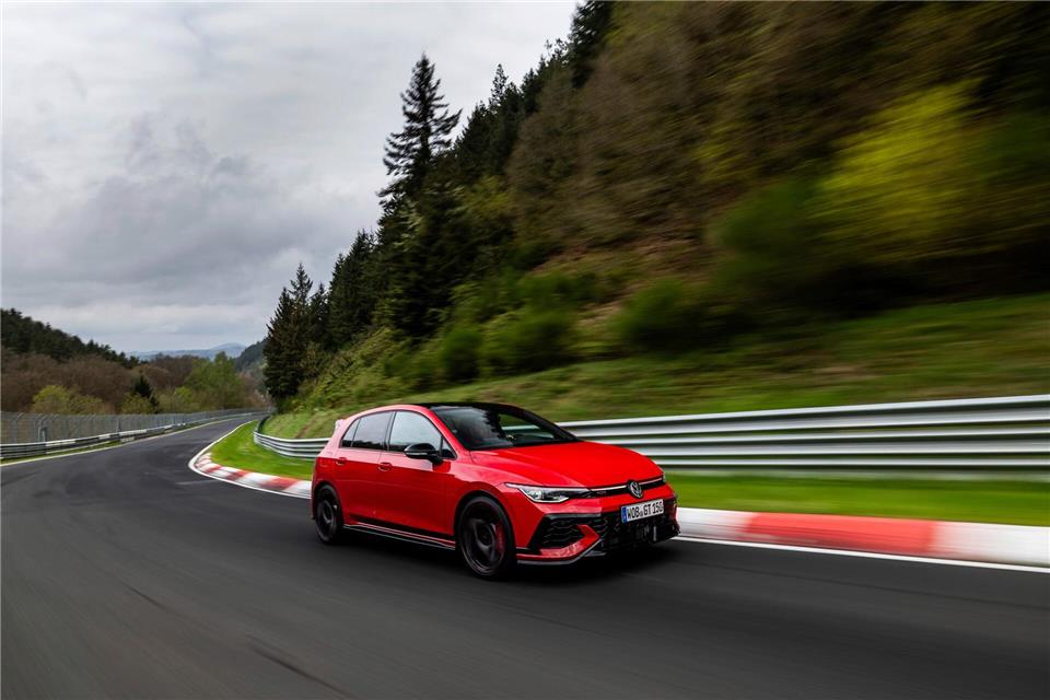 Sportlicher Jubiläums-GTI: Der Golf GTI Edition 50 hat mehr Leistung und Track-Tuning. Das Performance-Paket macht ihn rennstreckentauglich – kostet aber extra.Gruppe C Photography/Volkswagen AG/dpa-tmn