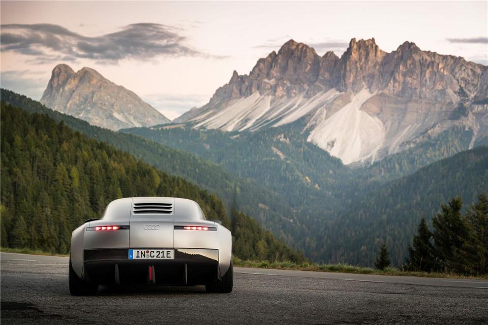 Sportliches Zitat: Die Kühlrippen können den Betrachter an die Auto-Union-Rennwagen der 1930er-Jahre erinnern - aber nicht ganz so stark wie vor über 25 Jahren bei der Rosemeyer-Studie.Audi AG/dpa-tmn