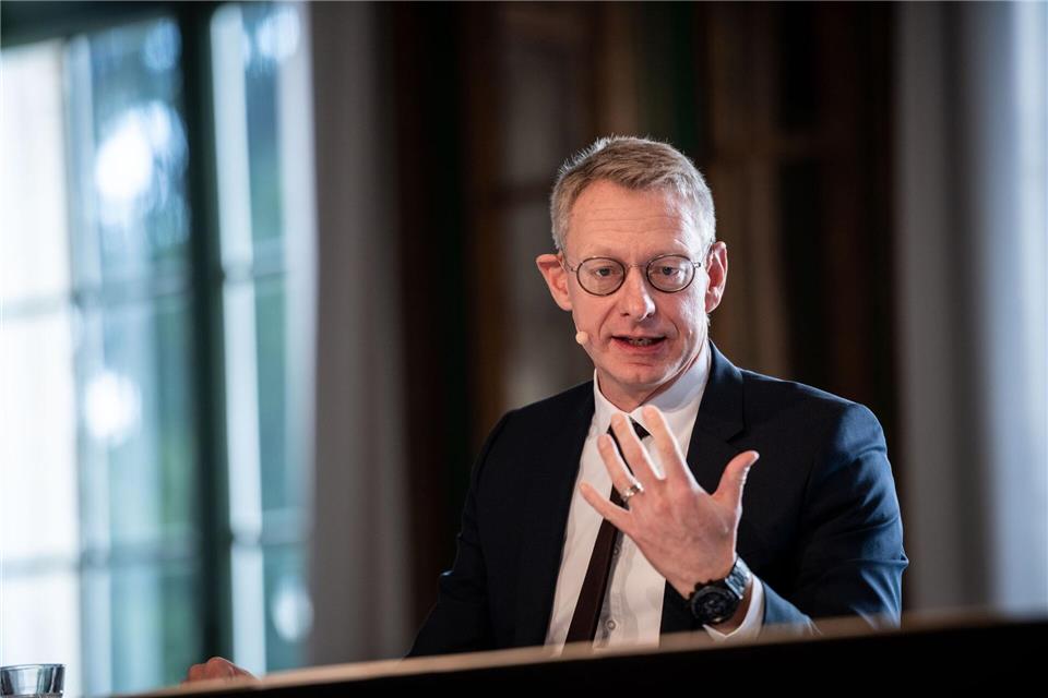 Sportökonom Christoph Breuer erklärt, warum Transferentschädigungen bei Nationalspielern schwierig sind. (Archivfoto)Fabian Strauch/dpa