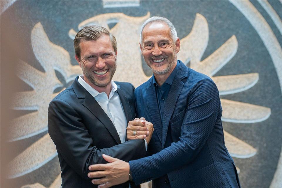 Sportvorstand Markus Krösche (l) hält große Stücke auf den neuen Eintracht-Trainer Adi Hütter (r).Andreas Arnold/dpa