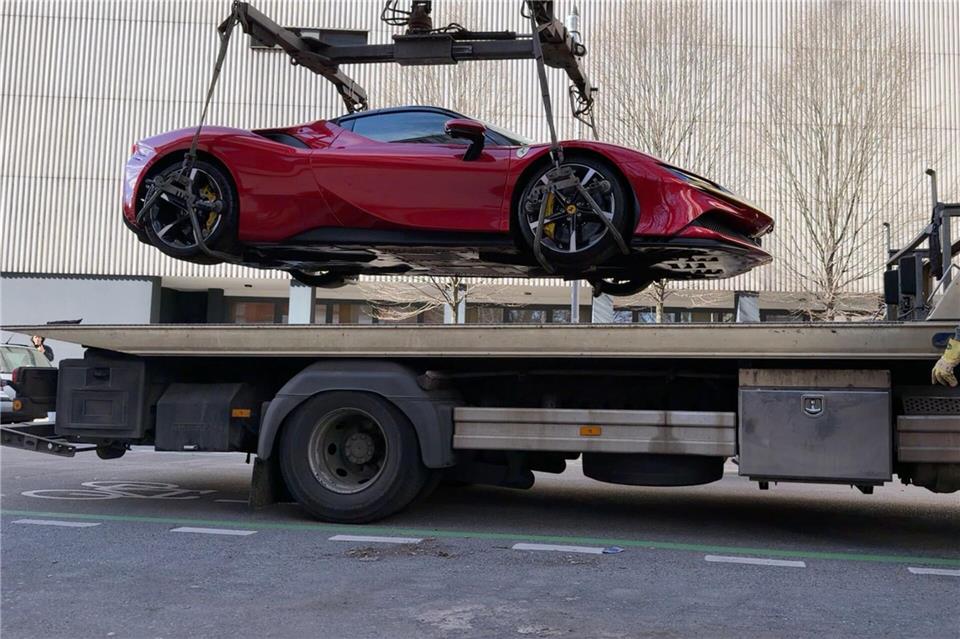 Sportwagen, Kunst und andere Gegenstände beschlagnahmten die Einsatzkräfte in Berlin und mehreren EU-Ländern. Carsten Koall/dpa