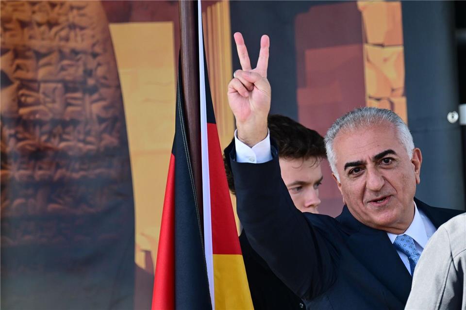 Sprach vor Tausenden Unterstützern: Reza Pahlavi.Sebastian Gollnow/dpa