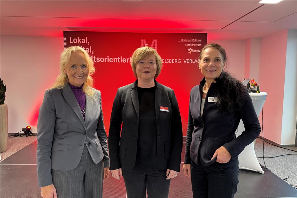 Sprachen beim Unternehmerabend „Spätschicht“ (von links): Bürgermeisterin Mechtild Schulze Hessing, Katrin Scheimann (Geschäftsführerin des Mergelsberg-Verlags) und Inken Steinhauser ( AIW-Geschäftsführerin).