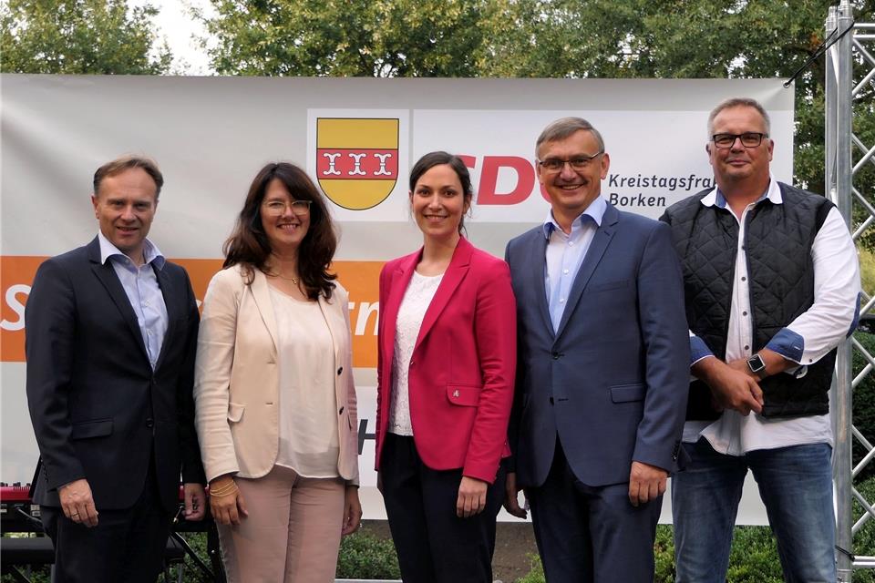 Sprachen in Ahaus-Alstätte (von links): Landrat Dr. Kai Zwicker, die Ahauser Bürgermeisterin Karola Voß, die Landtagsabgeordneten Heike Wermer und ihr Fraktionskollege Wilhelm Korth sowie der CDU-Fraktionsvorsitzende im Kreistag, Markus Schulte.