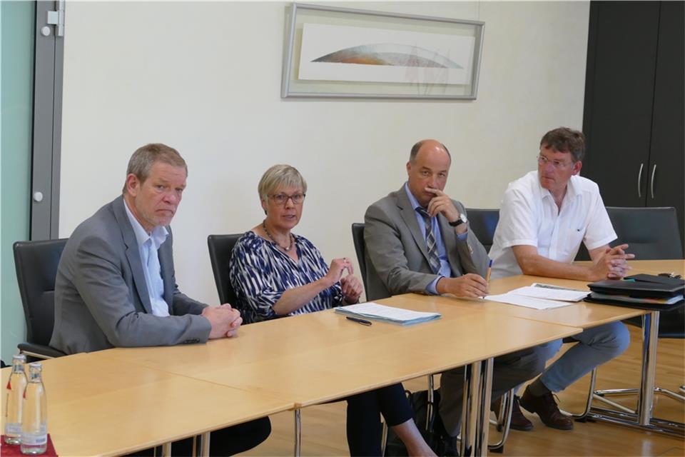 Sprachen über mögliche Konsequenzen für das Unternehmen Borchers: (v.l.n.r.) Jörg Decher, Dr. Christel Wies (Bezirksregierung Münster), Norbert Nießing, Jürgen Kuhlmann.