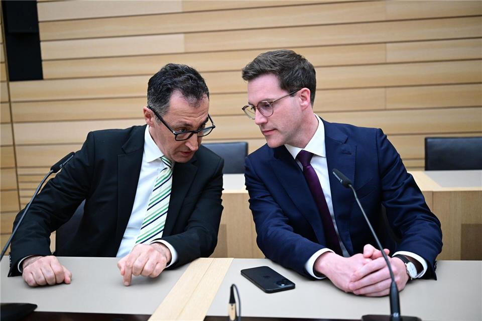 Sprechen mit ihren Teams nun auch offiziell miteinander: Cem Özdemir (l) und Manuel Hagel. (Archivbild)Bernd Weißbrod/dpa