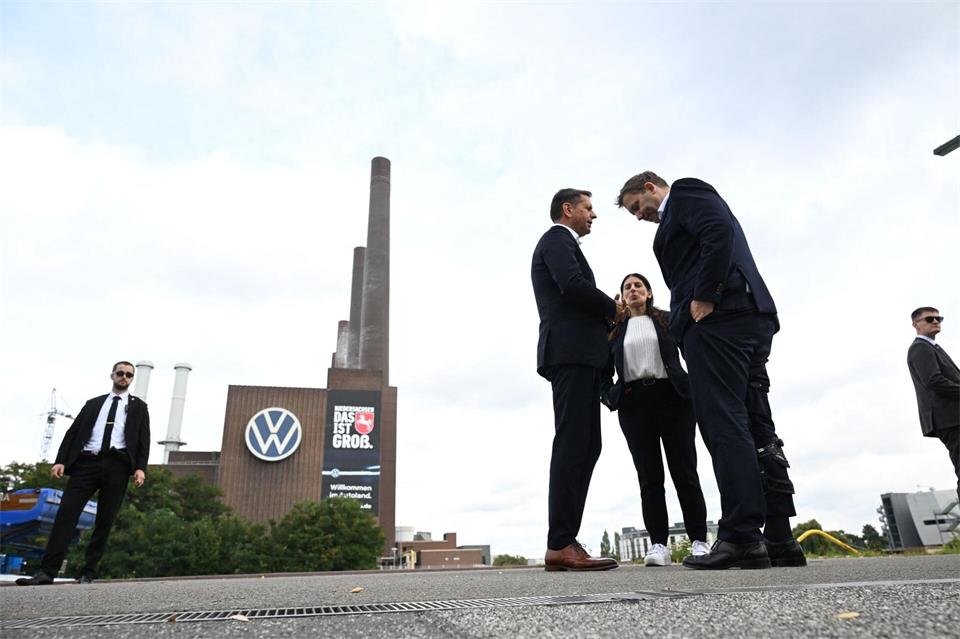 Sprechen nach einem Treffen in Wolfsburg: Lies, Cavallo und Klingbeil (l-r).Julian Stratenschulte/dpa