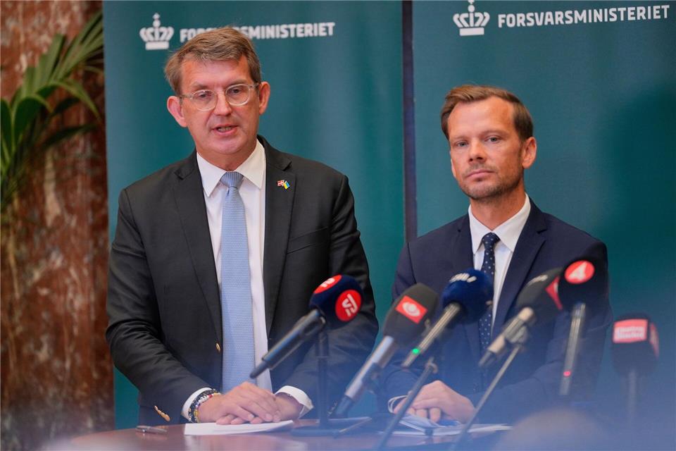 Sprechen von einem „hybriden Angriff“: Dänemarks Verteidigungsminister Troels Lund Poulsen und Justizminister Peter Hummelgaard.Emil Helms/Ritzau Scanpix Foto/AP/dpa