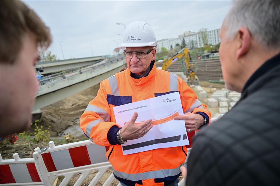 Sprecher Ralph Brodel von der Autobahn GmbH erklärt die verschiedenen Abbruchfelder.Sebastian Gollnow/dpa