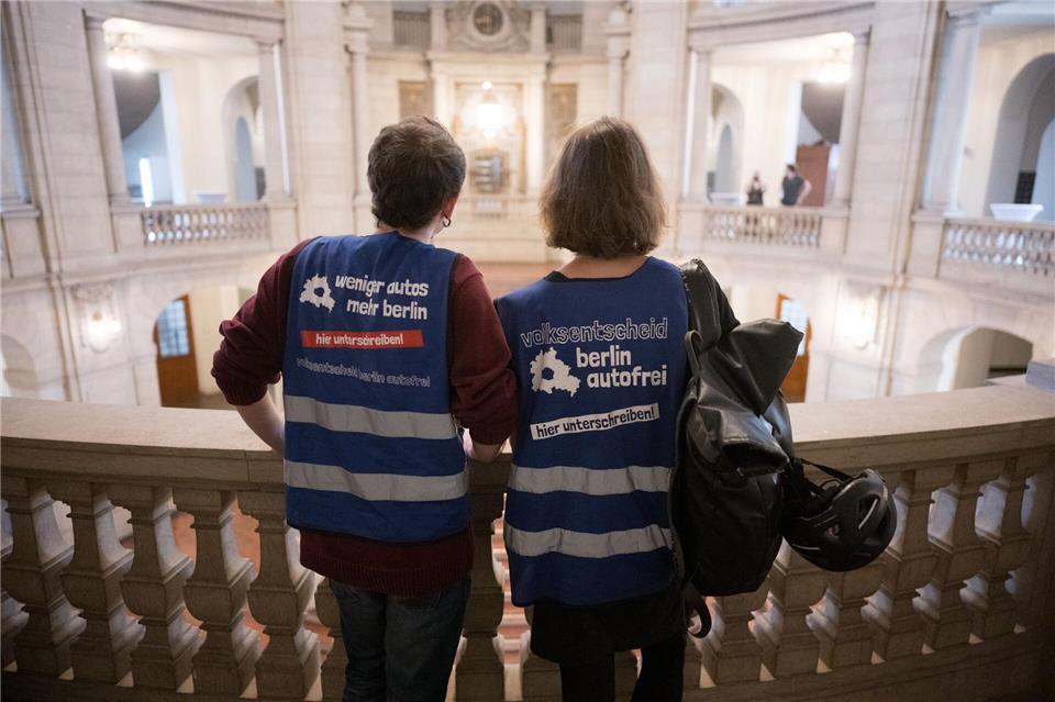 Sprecher der Initiative „Volksentscheid Berlin autofrei“ stehen vor der Urteilsverkündung im Gerichtsgebäude.Sebastian Christoph Gollnow/dpa