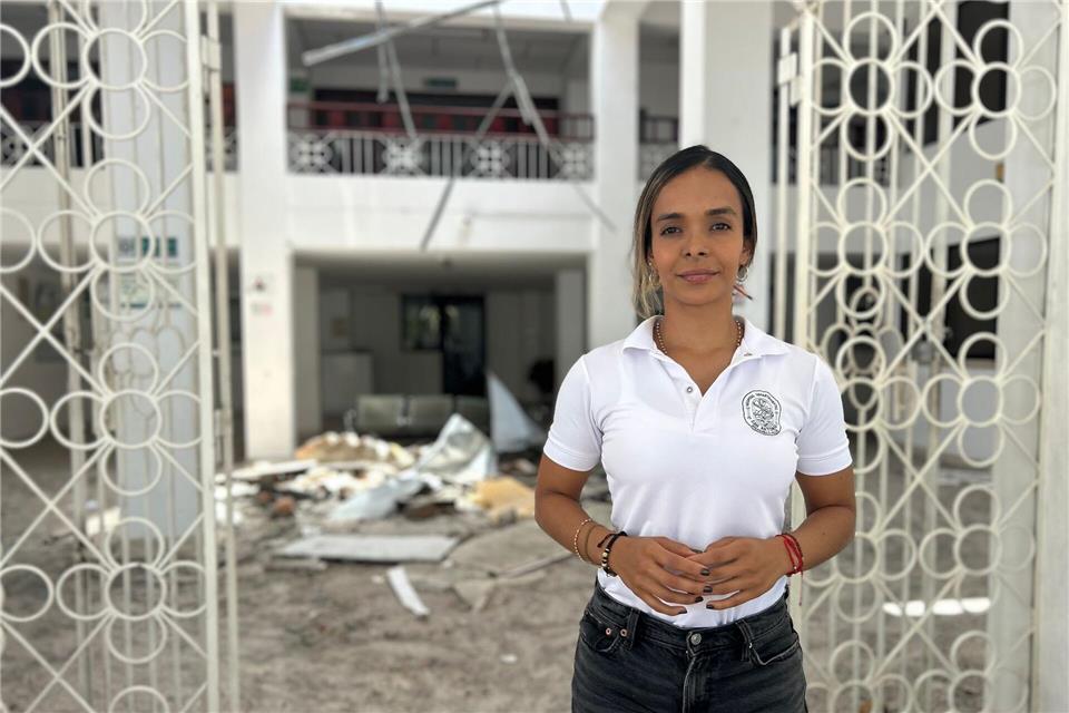 Sprecherin Manuela Hernández Vargas steht vor dem schwer beschädigten Krankenhaus in Roldanillo. Philipp Znidar/dpa