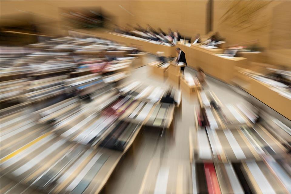 Spricht am Rednerpult im Landtag eine Frau, dann sind die männlichen Abgeordneten weniger aufmerksam, zeigt eine Studie der Uni Mannheim. (Symbolbild)Marijan Murat/dpa