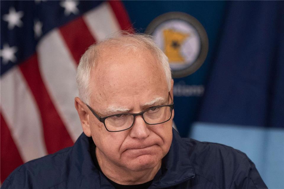 Spricht von langwierigen negativen Folgen durch die Einsätze der Bundesbeamten - Minnesotas Gouverneur Tim Walz (Archivbild). Jerry Holt/Star Tribune via AP/dpa