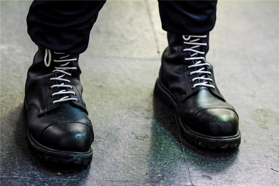 Springerstiefel, Bomberjacke, kahl rasierte Schädel gehören für Viele in rechtsextremistischen Jugendgruppen dazu. (Symbolbild)Christoph Reichwein/dpa