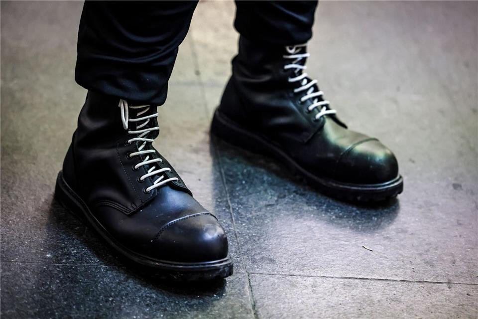 Springerstiefel sind als Symbol der rechtsextremen Szene bekannt – eine neu aufgelegte Broschüre des Innenministeriums informiert auch über schwieriger erkennbare Codes und Erkennungszeichen. (Symbolbild) Christoph Reichwein/dpa