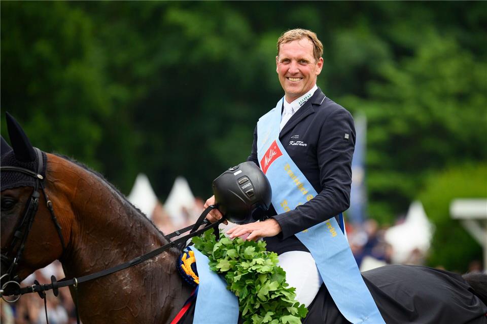 Springreiter Andre Thieme und Paule siegten 2025 im Derbypark. (Archivbild)Gregor Fischer/dpa