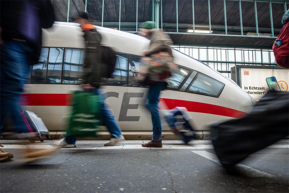 Sprinter-Verbindungen sind bei den Fahrgästen beliebt, weil sie unterwegs nicht so oft halten. Bald gibt es drei davon zwischen Berlin und Stuttgart. (Archivbild)Christoph Schmidt/dpa