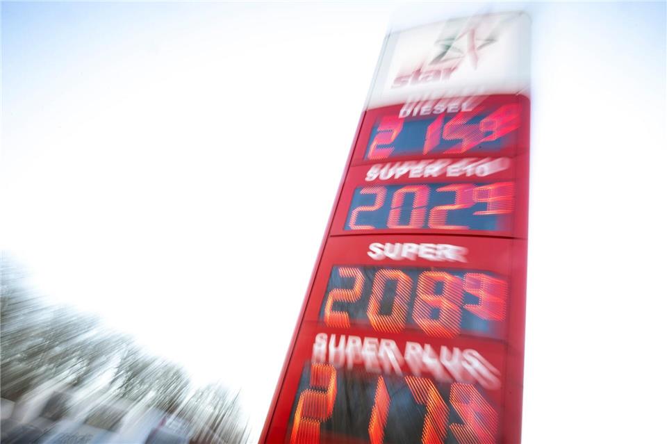 Spritpreise über zwei Euro pro Liter tun auch vielen hessischen Autofahrerinnen und Autofahrern weh. (Archivbild) Philip Dulian/dpa