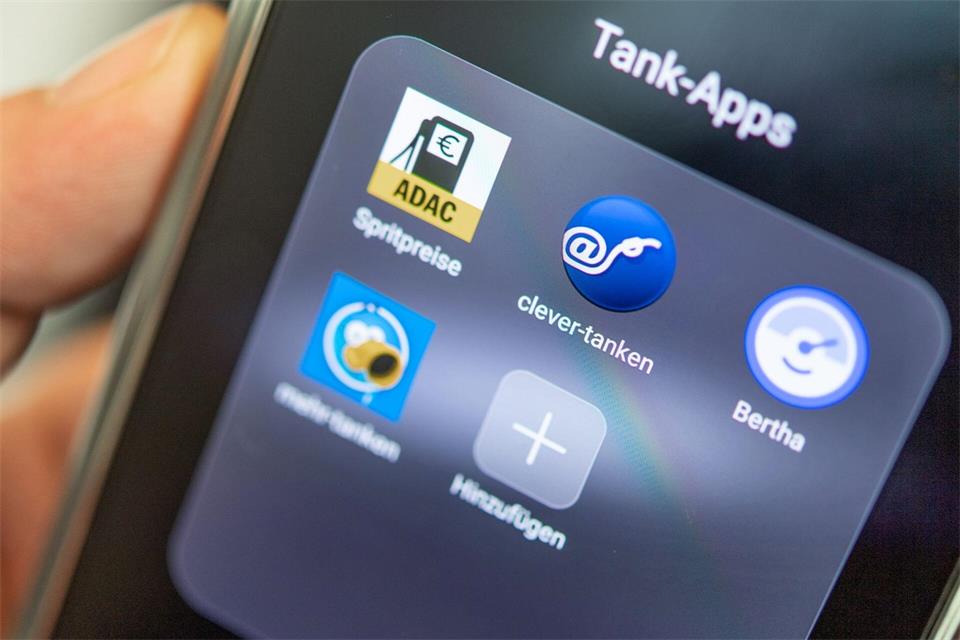 Spritpreise vorab vergleichen: Apps und Websites helfen, günstigere Tankstellen in der Umgebung zu finden.Zacharie Scheurer/dpa-tmn