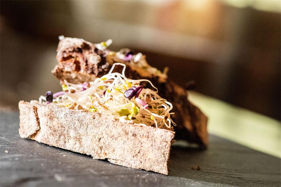 Sprossen oder Saaten auf dem Brot können nicht nur geschmacklich für Abwechslung sorgen, sondern auch für Nährstoffvielfalt.