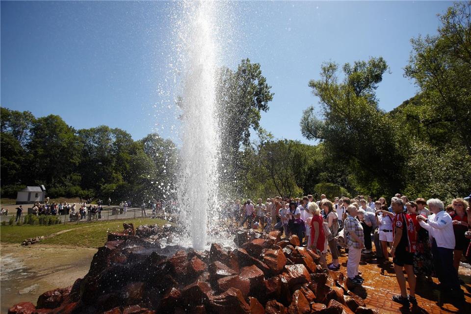 Sprudelt erfrischend: Der Geysir in Andernach ist ein Kaltwasser-Exemplar - deshalb dürfen Besucher nah ran.Thomas Frey/dpa/dpa-tmn