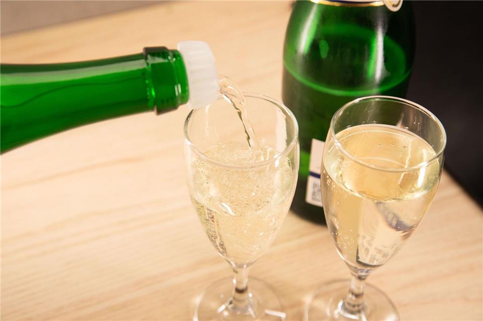 Sprudelt es noch? Nach zwei Tagen wird Sekt aus beiden Flaschen erneut eingeschenkt.Christin Klose/dpa-tmn