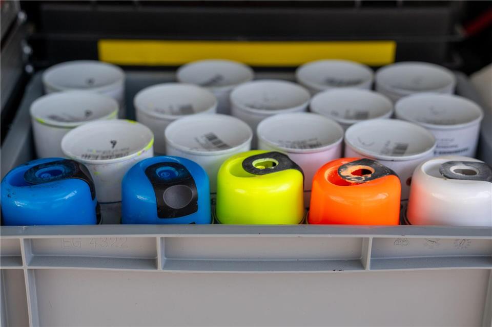 Sprühkreide nutzen die Spezialisten, um möglicherweise entscheidende Spuren auf der Fahrbahn zu markieren.Harald Tittel/dpa