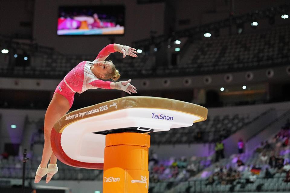 Bilder des Tages  Sprung-Finale in Indonesien: Deutsche Hoffnung Karina Schönmaier bei der Turn-WMDita Alangkara/AP/dpa
