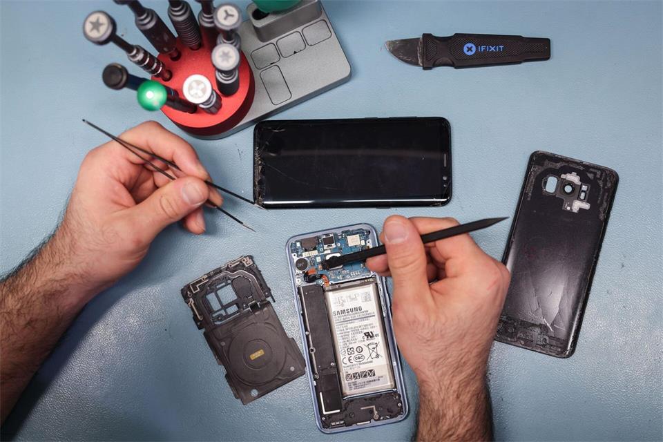 Sprung im Glas? Smartphones müssen nun so konstruiert sein, dass sich Verschleiß-Bauteile wie das Display leichter tauschen lassen.picture alliance/dpa