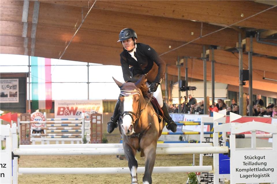 Sprung ins Glück: Mit Casarinjo gewann der Japaner Atsushi Sakata den mit insgesamt 4700 Euro dotierten „Großen Preis“ – und damit eine zweisternige S-Prüfung.