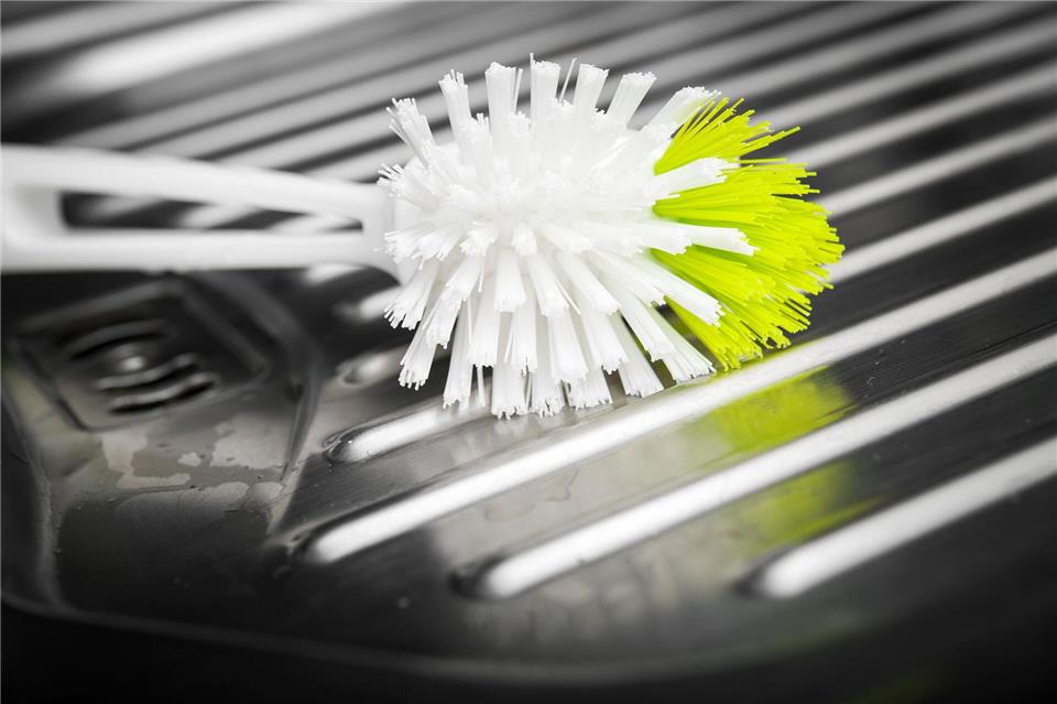 Spülbürsten bieten Keimen weniger Lebensraum: Nach dem Spülen trocknen die Borsten schneller als Schwämme.David-Wolfgang Ebener/dpa/dpa-tmn