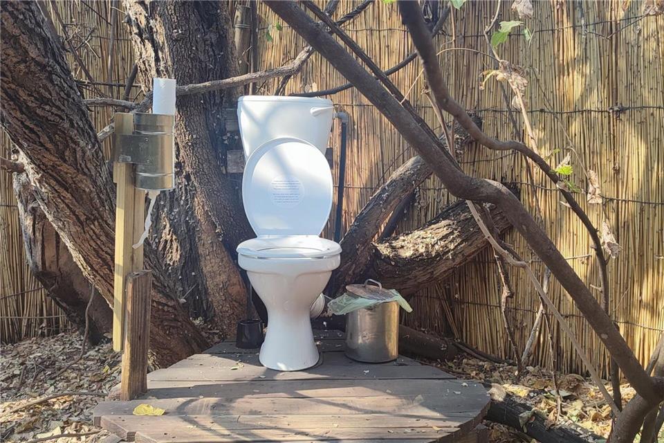 Spültoiletten für Touristen gibt es heute sogar im afrikanischen Busch - manche sogar unter freiem Himmel. (Archivbild)Brian Walker/dpa