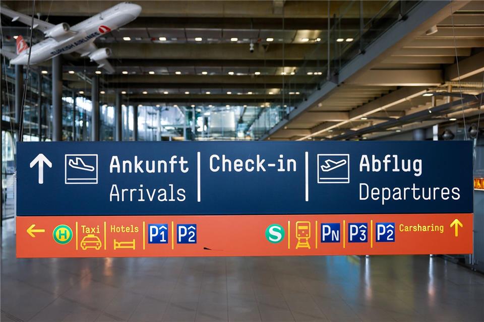 Spürbare Auswirkungen auf den Flugverkehr in NRW gab es zunächst nicht - der Check-in lief überall nach Plan. (Archivbild)Thomas Banneyer/dpa