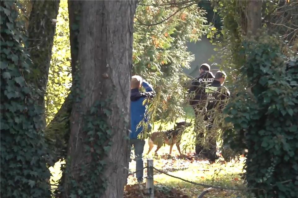 Spürhunde sind auf dem Gelände untwergs.Ivo Böhme/dpa