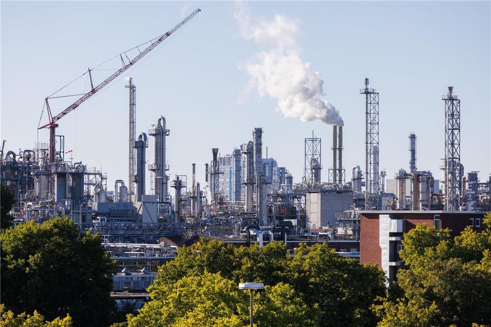 Spürt die schwache Nachfrage: der weltgrößte Chemiekonzern BASF. (Archivbild)Lando Hass/dpa